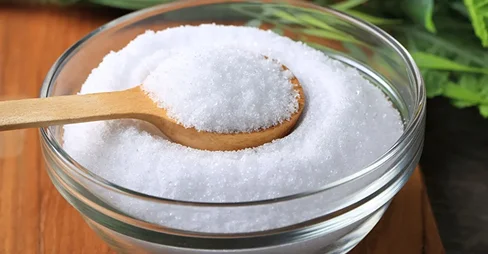 Bulk sugar alcohols such as xylitol in a glass bowl